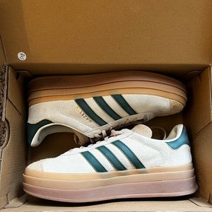 Gazelle bold. Green, tan and cream